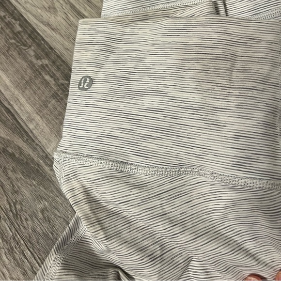 Lululemon Wunder Under Leggings size 4 great condition - Picture 4 of 5
